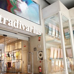 Een Stradivarius-verkoopster wordt ontslagen omdat ze een kledingstuk van 29,95 euro heeft gestolen bij Zara: het is gepast, maar ze moet 5.000 euro betalen voor illegale gegevensoverdracht