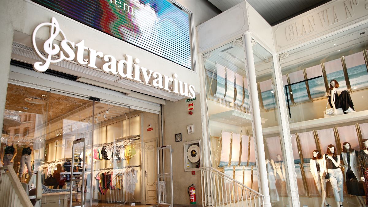 Een Stradivarius-verkoopster wordt ontslagen omdat ze een kledingstuk van 29,95 euro heeft gestolen bij Zara: het is gepast, maar ze moet 5.000 euro betalen voor illegale gegevensoverdracht
