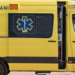 Een hulpverlener wordt geschorst voor 45 dagen dienstverband en salaris omdat hij zijn baan heeft verlaten en met een ambulance naar de kraampjes op het beursterrein is gegaan