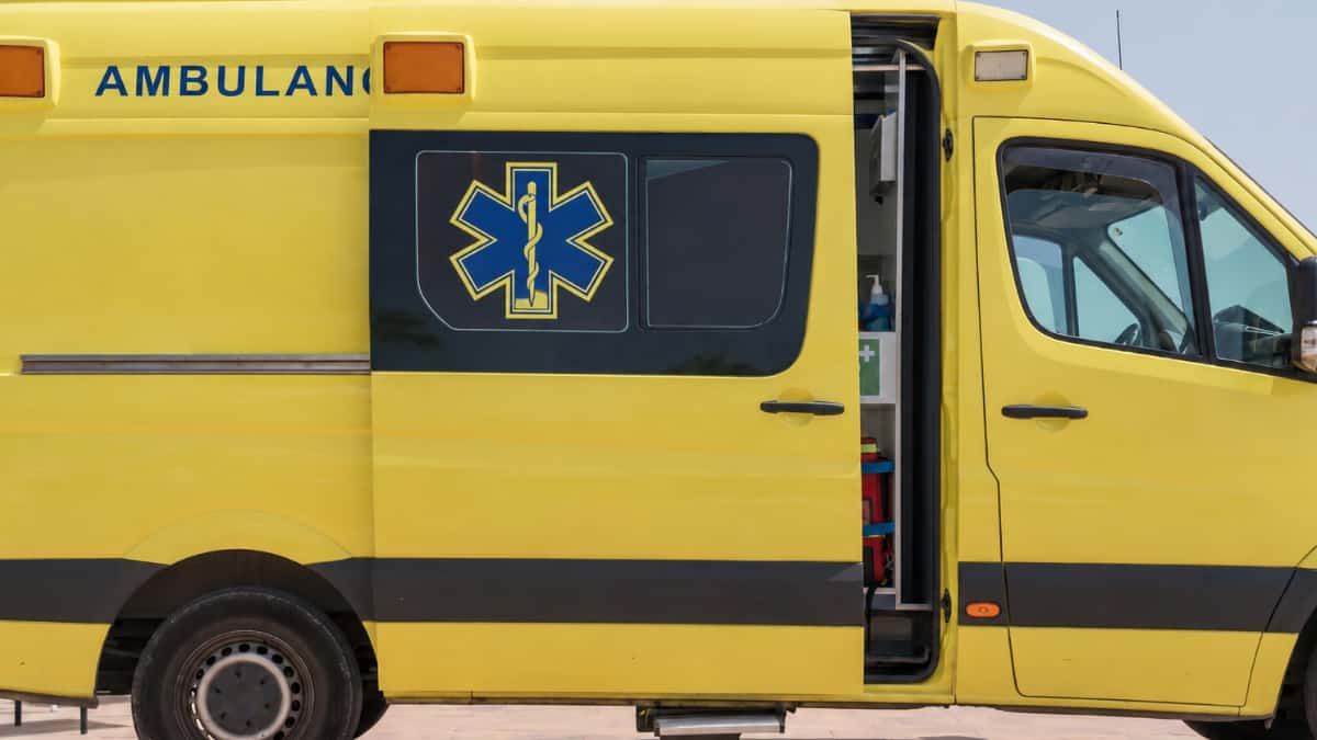 Een hulpverlener wordt geschorst voor 45 dagen dienstverband en salaris omdat hij zijn baan heeft verlaten en met een ambulance naar de kraampjes op het beursterrein is gegaan