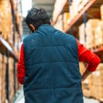 Een werknemer wordt geschorst voor 30 dagen dienstverband en salaris omdat hij goederen uit het magazijn heeft gehaald en aan zijn broer heeft gegeven zonder deze te registreren