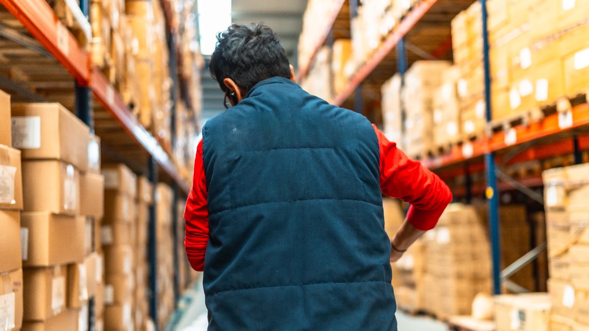 Een werknemer wordt geschorst voor 30 dagen dienstverband en salaris omdat hij goederen uit het magazijn heeft gehaald en aan zijn broer heeft gegeven zonder deze te registreren