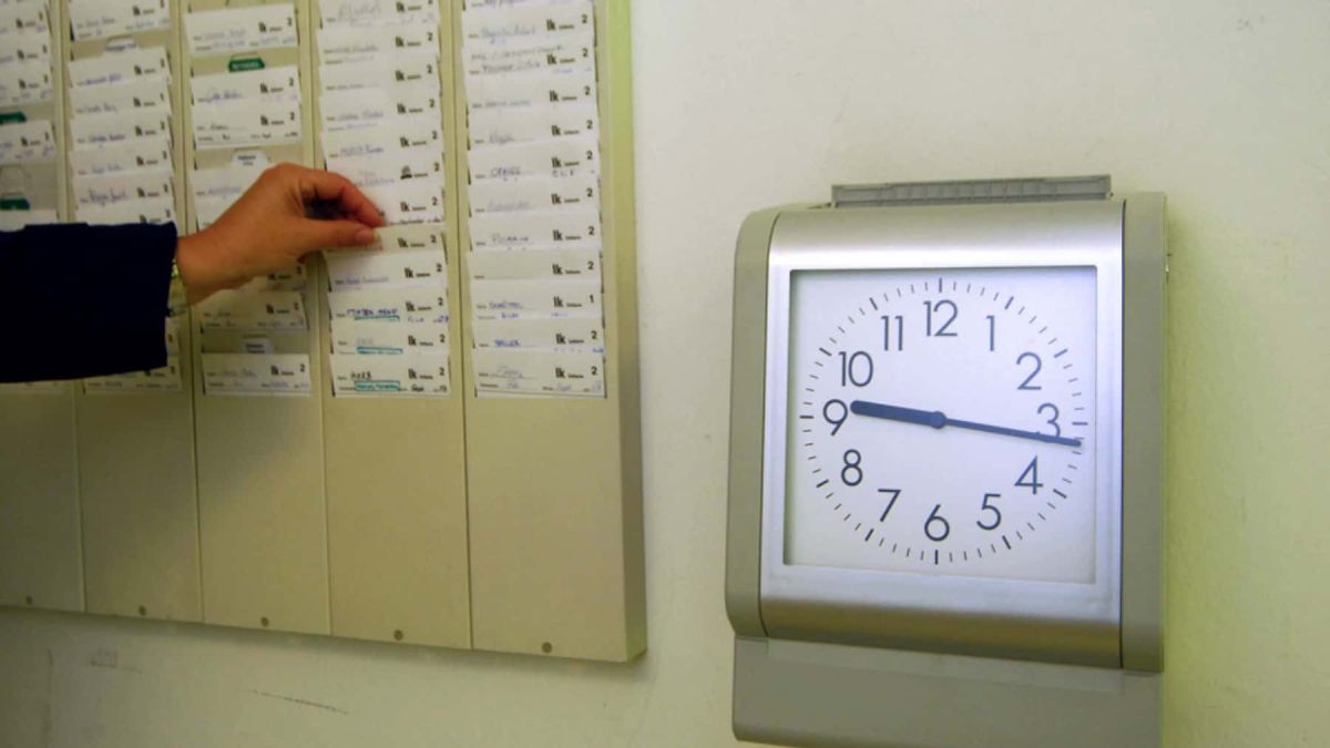 Het Hooggerechtshof bevestigt dat een werknemer met een vast rooster geen overuren kan aanrekenen zonder bewijsmateriaal te overleggen, zelfs als het bedrijf de werkdag niet bijhoudt.