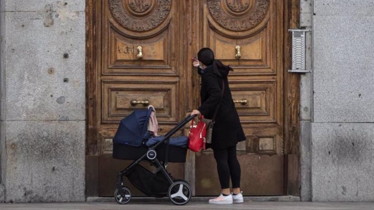 Het Hooggerechtshof bevestigt dat moeders van eenoudergezinnen recht hebben op 10 extra weken geboorteverlof voor de niet-bestaande ouder