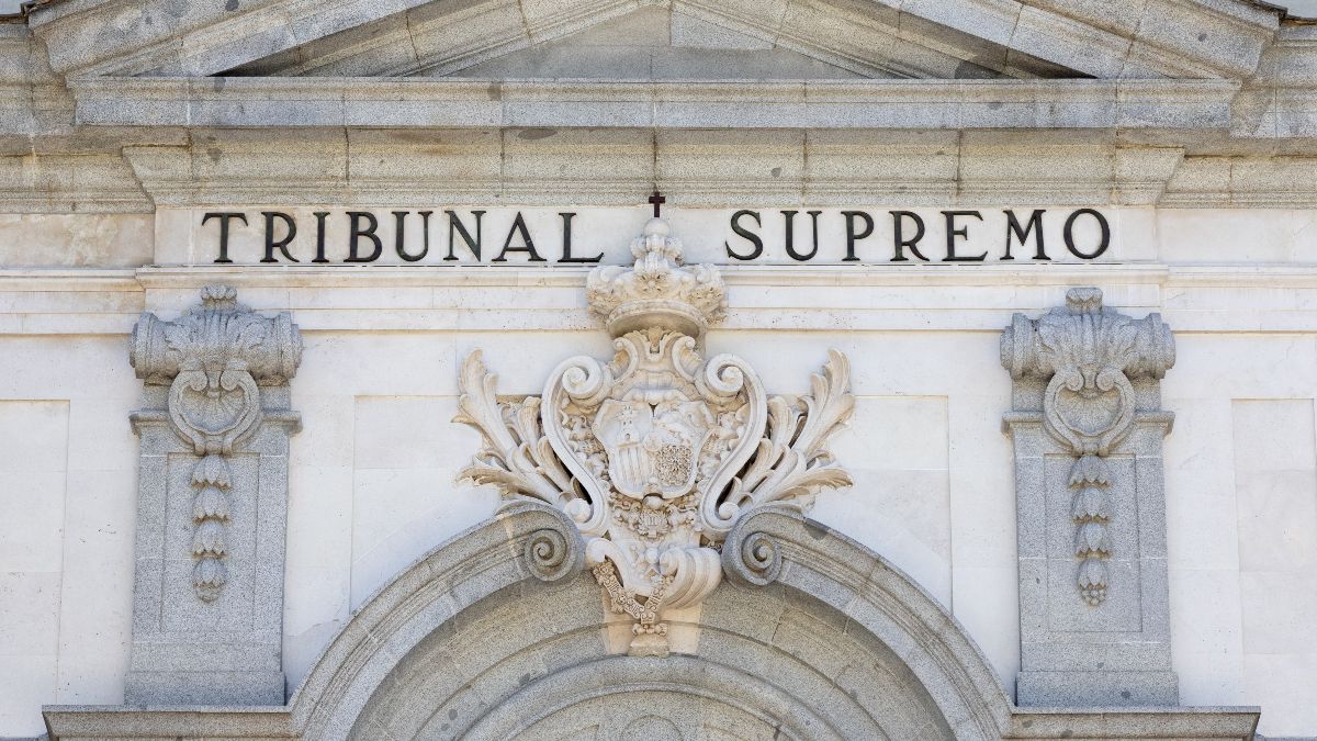 Het Hooggerechtshof stelt vast dat pauzes van zelfs negen maanden tussen contracten de anciënniteit niet aantasten als ze een minimumpercentage van het werkzame leven vertegenwoordigen