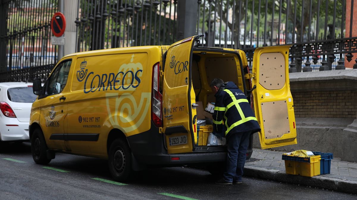 Het postkantoor ontzegt hem dat hij van dienst verandert om voor zijn dochter met zelfmoordgedachten te zorgen en de rechtbank kent hem een ​​schadevergoeding toe van 3.500 euro