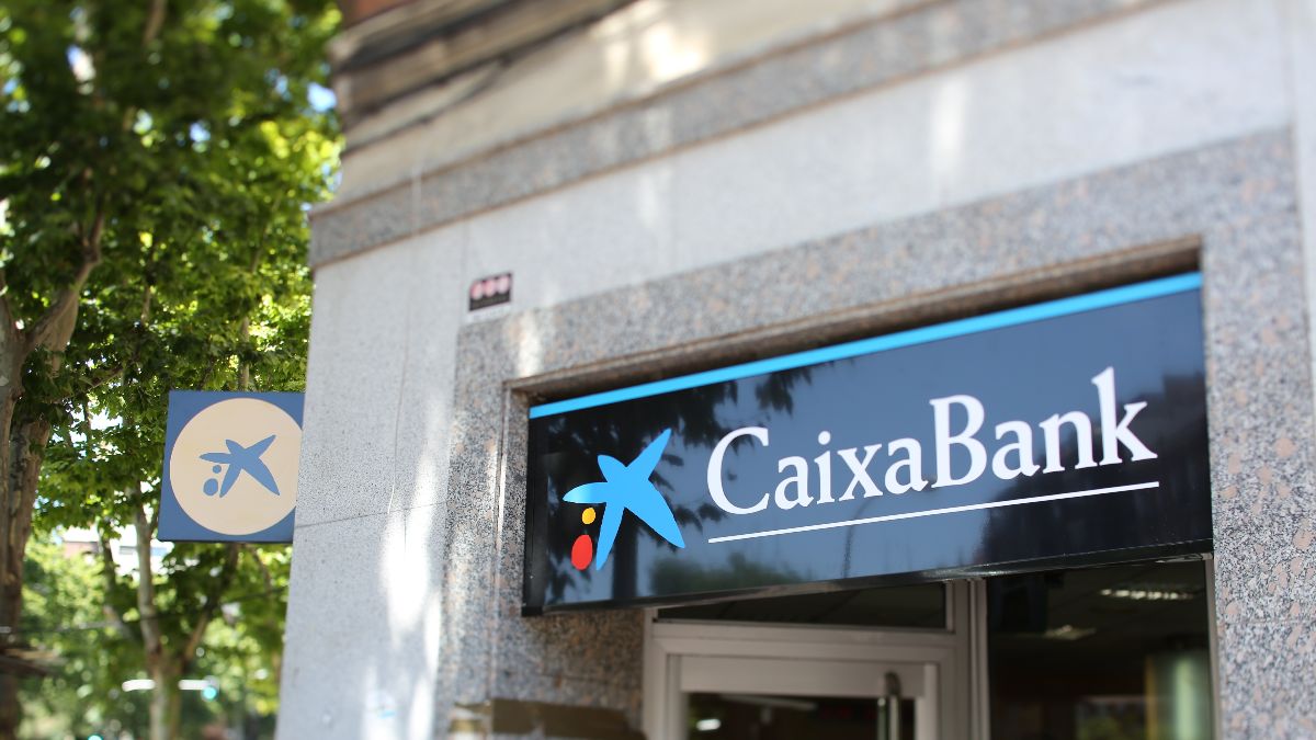 Hij wordt na vijftien jaar ontslagen bij CaixaBank omdat hij de werkelijke verzekeringskosten voor klanten verborgen hield en hen liet geloven dat de geschenken gratis waren
