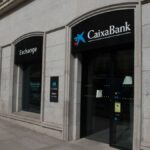 Hij wordt ontslagen bij CaixaBank omdat hij leningen heeft verstrekt met valse loonlijsten om 351.943 euro naar een kerk te sluizen: het is gepast