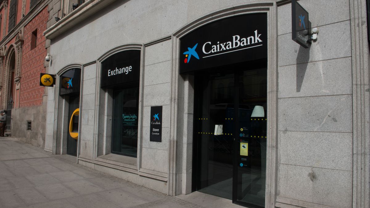 Hij wordt ontslagen bij CaixaBank omdat hij leningen heeft verstrekt met valse loonlijsten om 351.943 euro naar een kerk te sluizen: het is gepast