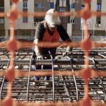 Hij wordt ontslagen tijdens zijn ziekteverlof en krijgt een schadevergoeding van 380.000 euro: het bedrijf vermoedt dat hij voor anderen werkte