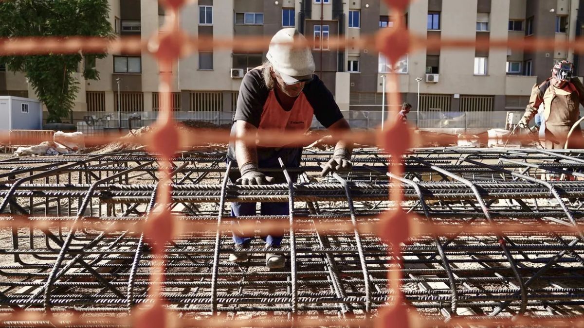 Hij wordt ontslagen tijdens zijn ziekteverlof en krijgt een schadevergoeding van 380.000 euro: het bedrijf vermoedt dat hij voor anderen werkte
