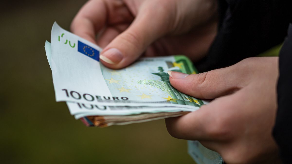 Ze betalen je salaris maandenlang 'in termijnen' zonder akkoord en met vertraging, maar het is niet genoeg om het contract te verbreken met recht op compensatie