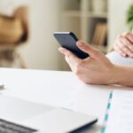 Ze moet telewerken vanwege problemen met haar zwangerschap en neemt uiteindelijk afscheid met een vrolijke emoticon: “we zullen iemand moeten zoeken om naar kantoor te komen, ik hoop dat je het niet persoonlijk opvat”