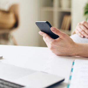 Ze moet telewerken vanwege problemen met haar zwangerschap en neemt uiteindelijk afscheid met een vrolijke emoticon: “we zullen iemand moeten zoeken om naar kantoor te komen, ik hoop dat je het niet persoonlijk opvat”