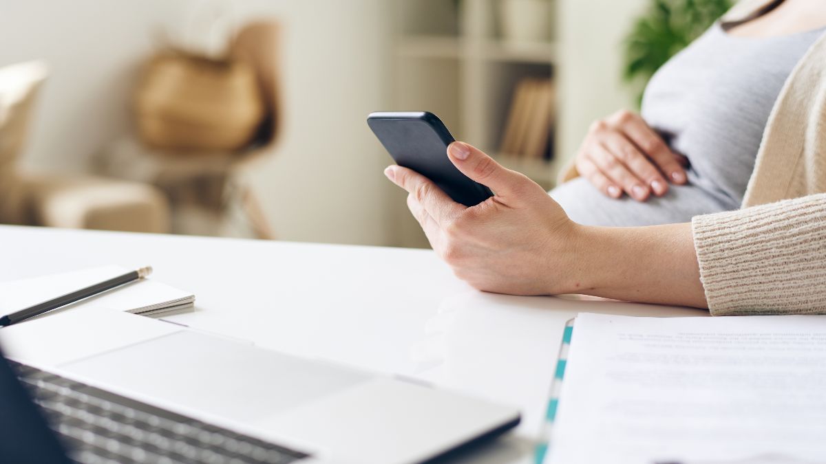 Ze moet telewerken vanwege problemen met haar zwangerschap en neemt uiteindelijk afscheid met een vrolijke emoticon: “we zullen iemand moeten zoeken om naar kantoor te komen, ik hoop dat je het niet persoonlijk opvat”