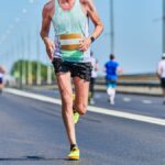 Ze ontslaan hem omdat hij zes races heeft gereden, spinning heeft gedaan en heeft gereden terwijl hij met ziekteverlof was vanwege een duimblessure: ze moeten hem herstellen of hem 41.077,40 euro betalen