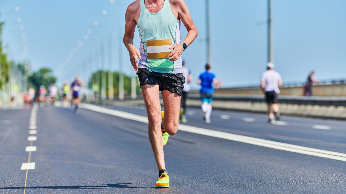 Ze ontslaan hem omdat hij zes races heeft gereden, spinning heeft gedaan en heeft gereden terwijl hij met ziekteverlof was vanwege een duimblessure: ze moeten hem herstellen of hem 41.077,40 euro betalen