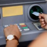 Het ministerie van Financiën ontkent dat het toezicht houdt op zelfstandigen op het opnemen of storten van bepaalde bedragen in contanten