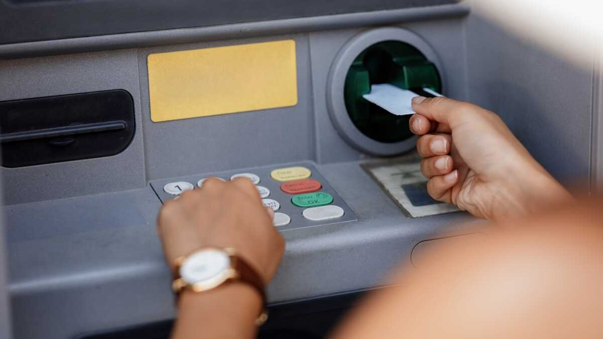 Het ministerie van Financiën ontkent dat het toezicht houdt op zelfstandigen op het opnemen of storten van bepaalde bedragen in contanten