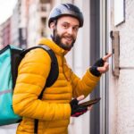 Het verkeer dwingt bezorgers en andere zelfstandigen om hun uitrusting te herzien: helmen, vesten en sinds oktober nieuwe regels