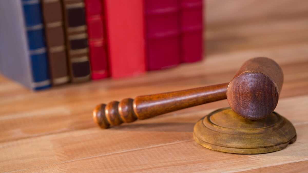 De rechtbanken erkennen de werkloosheid van een zelfstandige omdat hij zijn enige klant heeft verloren zonder TRADE te zijn