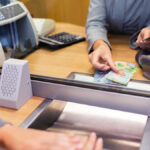 De economie zal grenzen stellen aan de kosten die banken zelfstandigen in rekening brengen voor het rood staan