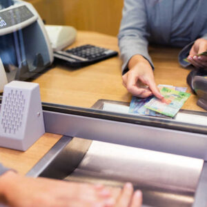 De economie zal grenzen stellen aan de kosten die banken zelfstandigen in rekening brengen voor het rood staan