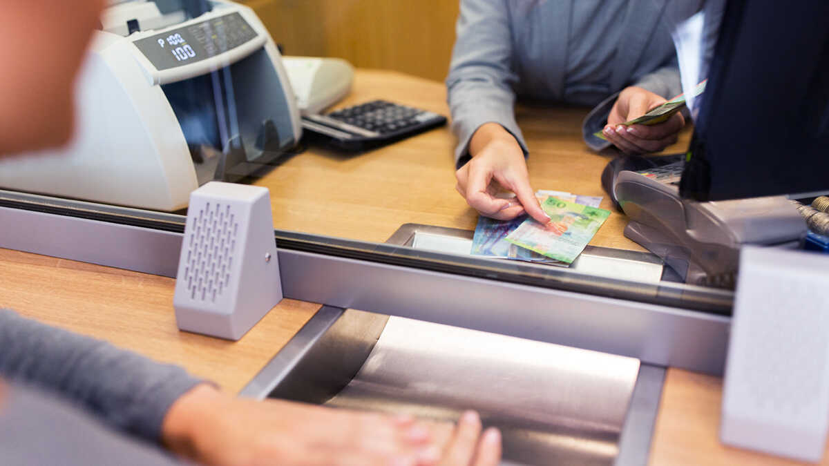 De economie zal grenzen stellen aan de kosten die banken zelfstandigen in rekening brengen voor het rood staan