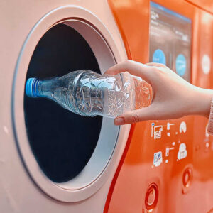 Bars, winkels en restaurants zijn gedwongen een premie te vragen voor recycleerbare verpakkingen en het geld later terug te geven
