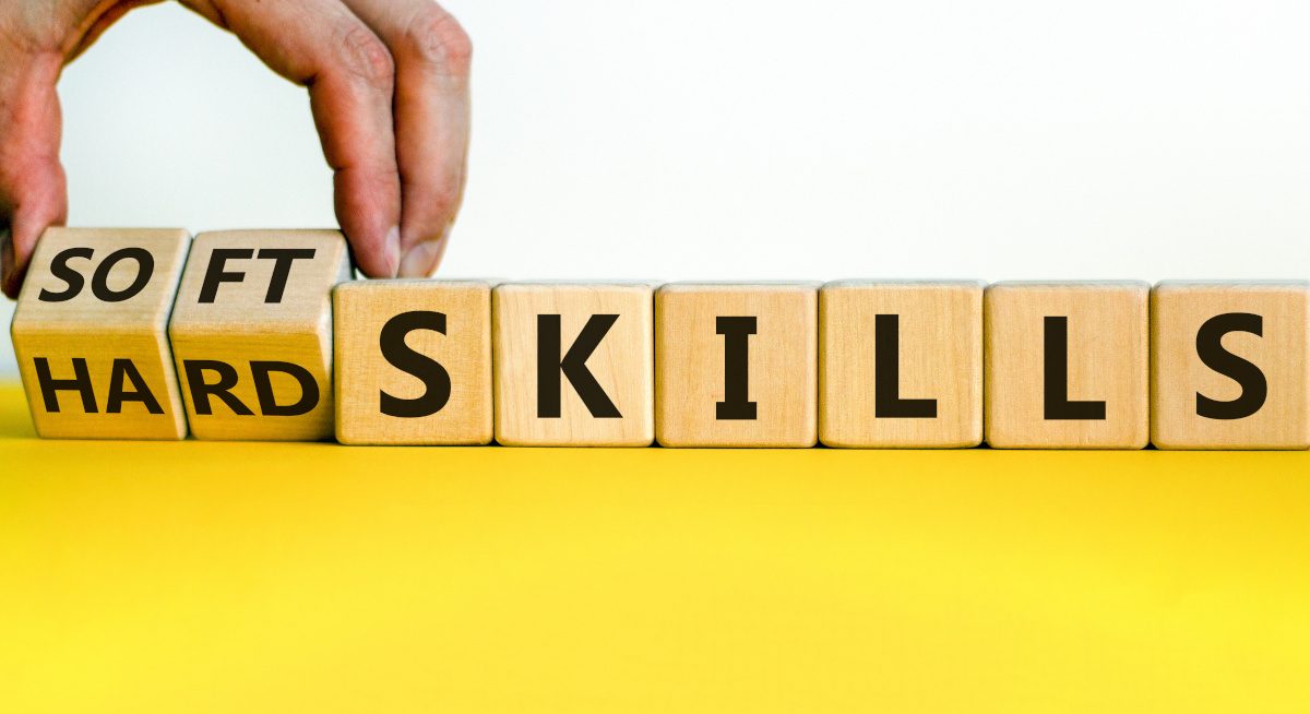Wat is voor een werkgever belangrijker bij het aannemen van personeel, AI of sociale vaardigheden?