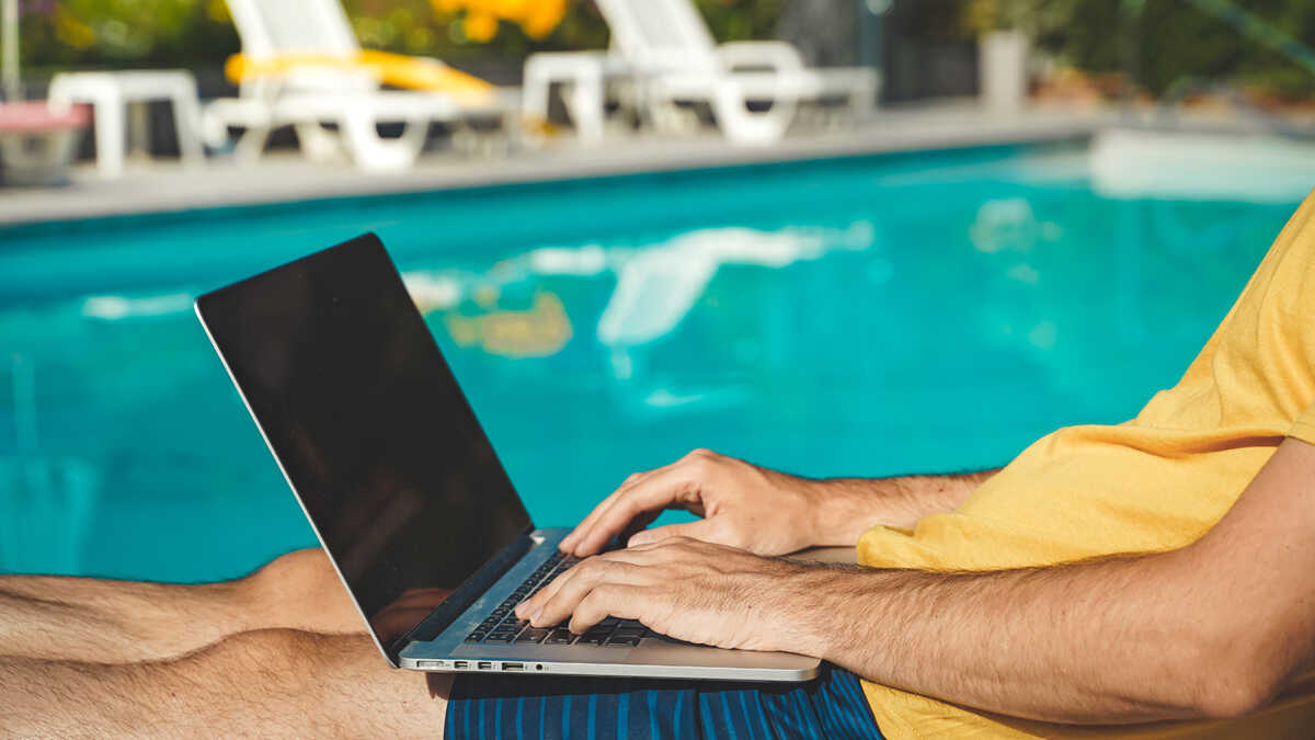 Telewerken in de zomer: MKB-bedrijven kunnen dit verbieden op stranden, zwembaden of tweede huizen