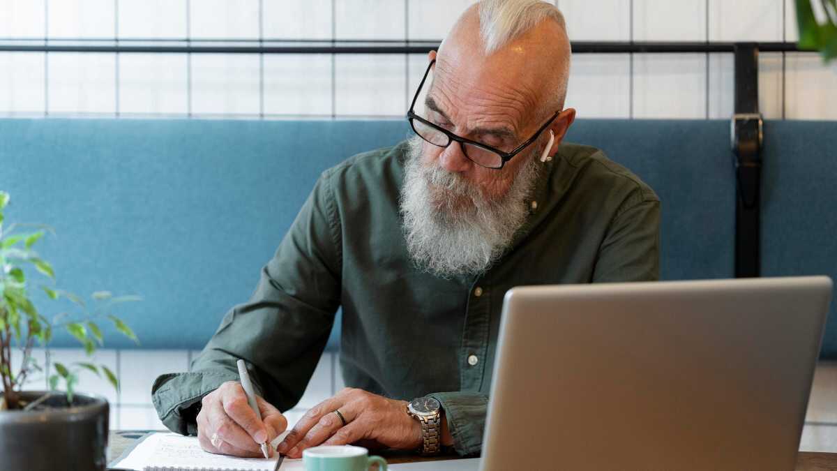 Voor zelfstandigen met een kortere loopbaan wordt de gewone pensioenleeftijd vastgesteld op 67 jaar.