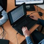 De Gemeenschap van Madrid biedt ook hulp aan zelfstandigen die de branden hebben overleefd om computers te herstellen