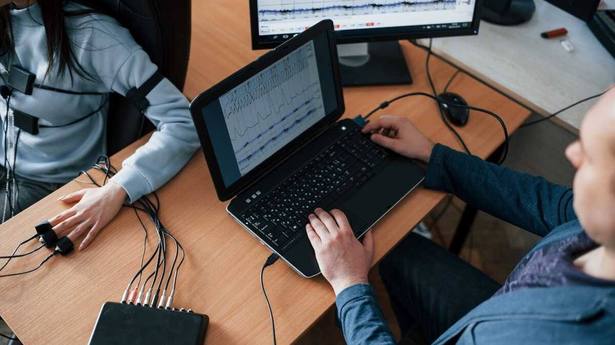 De Gemeenschap van Madrid biedt ook hulp aan zelfstandigen die de branden hebben overleefd om computers te herstellen
