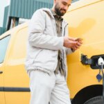 Het kabinet gaat 7.500 euro betalen aan zelfstandigen en MKB-bedrijven die een elektrische auto of bestelwagen kopen