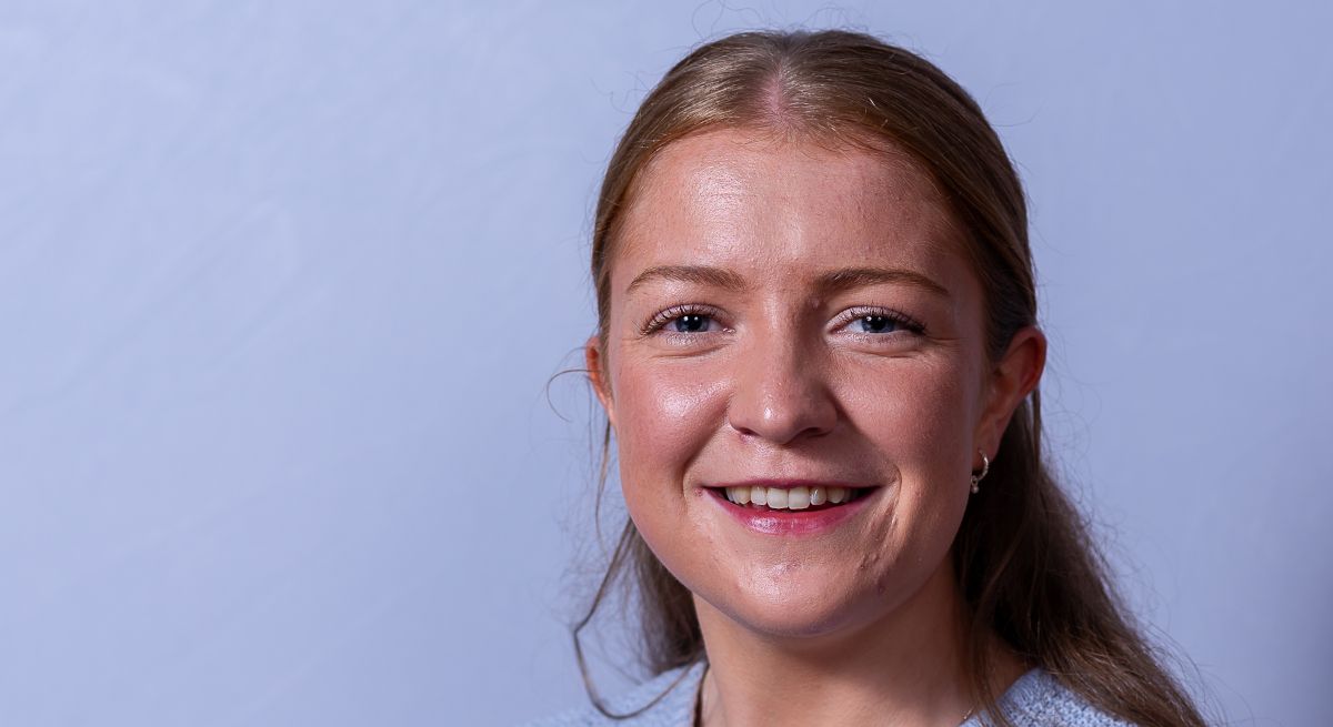 De senior technologieanalist die deelneemt aan een graduate programma