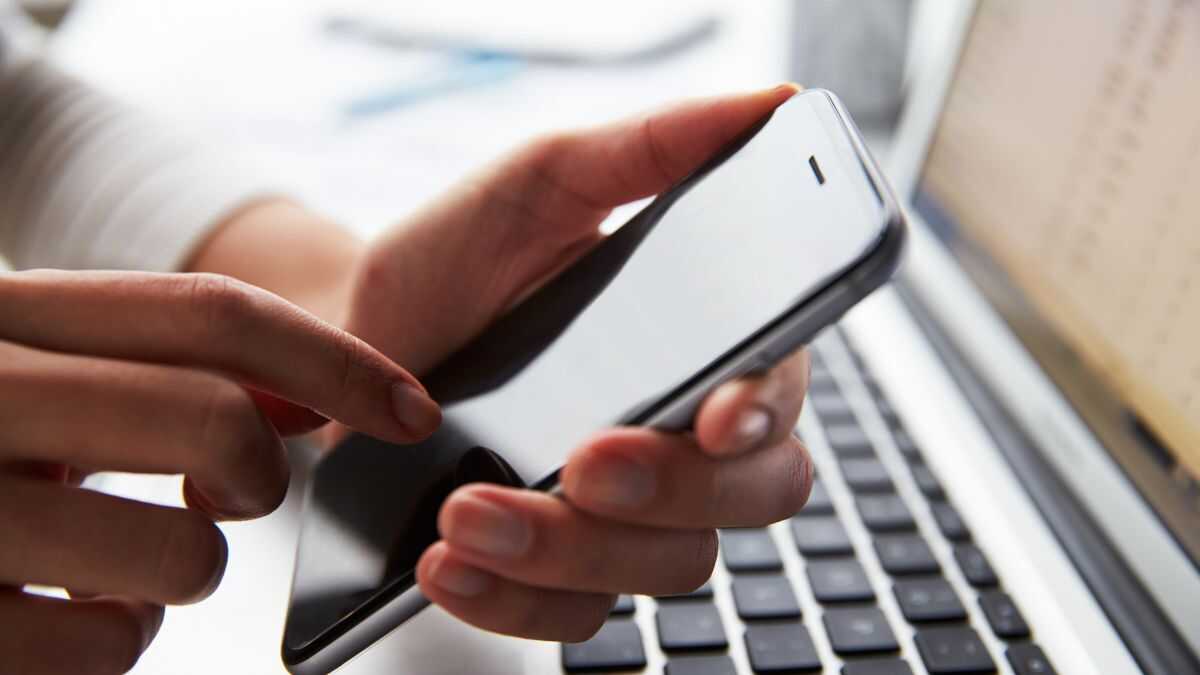 Zelfstandigen kunnen worden bestraft als ze hun werknemers dwingen hun persoonlijke mobiele telefoon te gebruiken om te werken.
