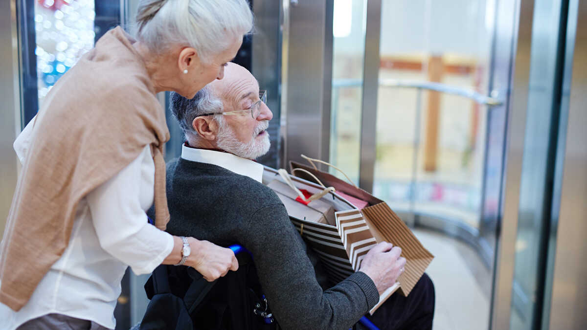 Zelfstandigen met winkels en restaurants moeten de werkzaamheden aan de lift in hun gebouw betalen, ook als ze daar geen gebruik van maken